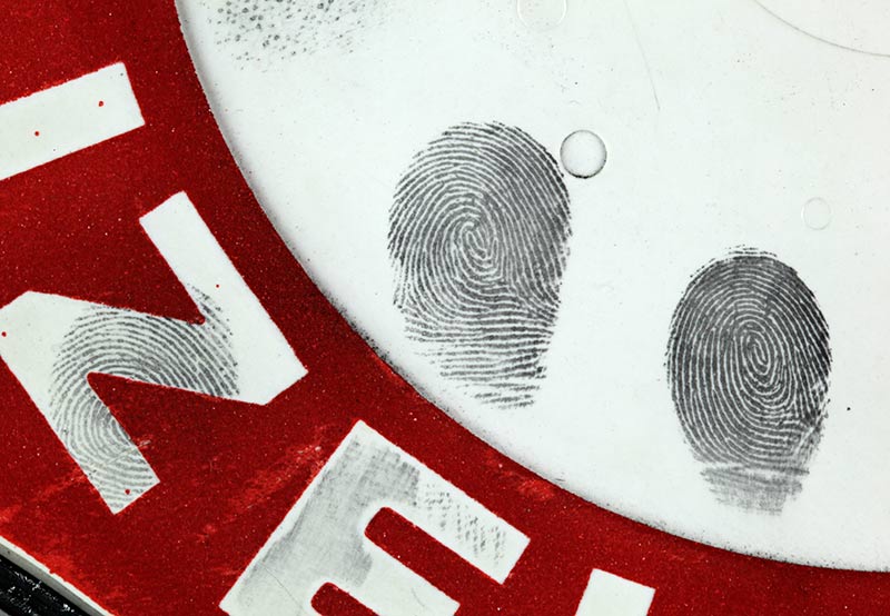 Huella latente revelada con polvo instantáneo negro